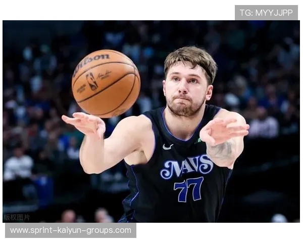 东契奇背身单挑晃动后跳投命中，独行侠攻势不断